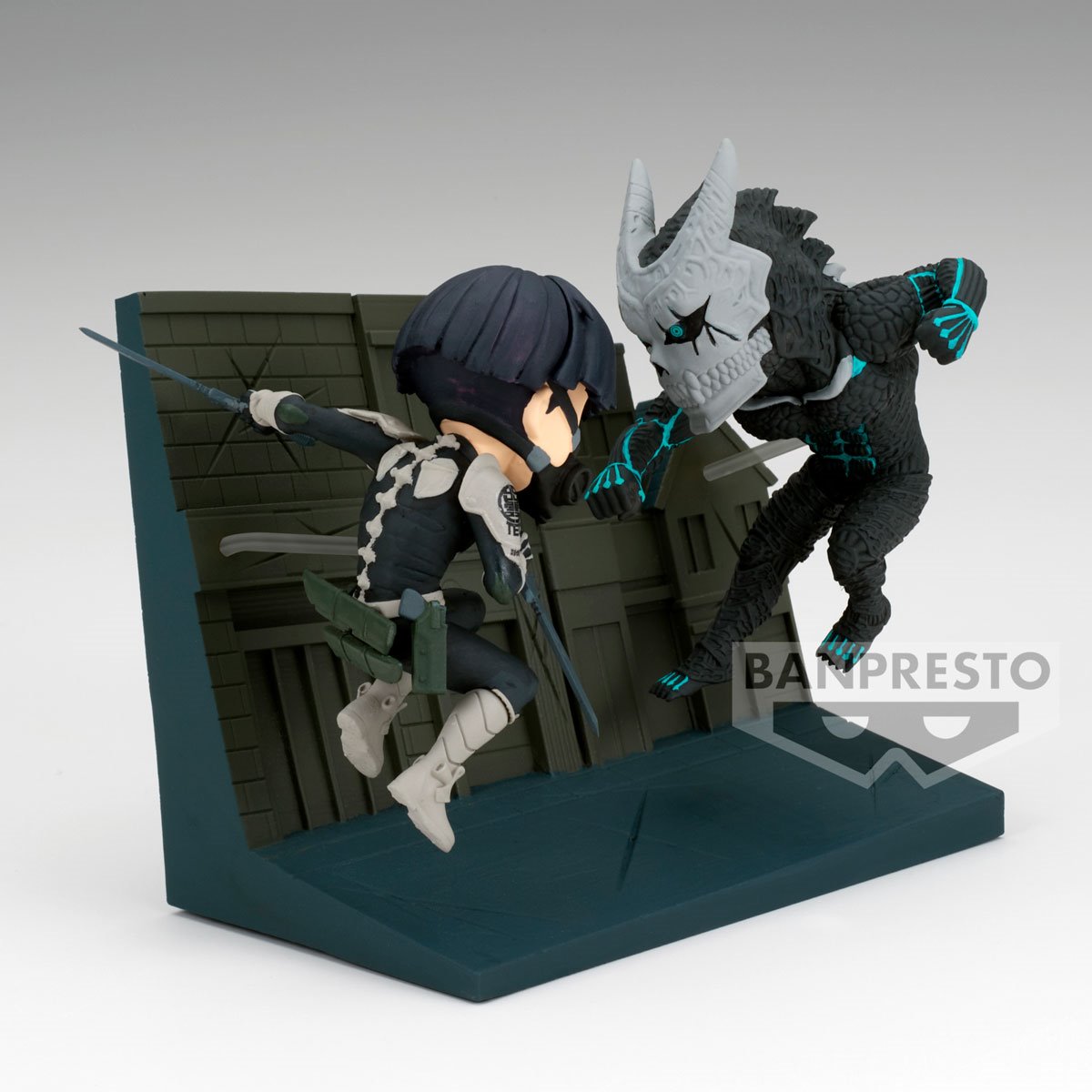 Kaiju No. 8 Soshiro Hoshina vs. Kaiju No. 8 World Collectable Figure Log Stories Statue